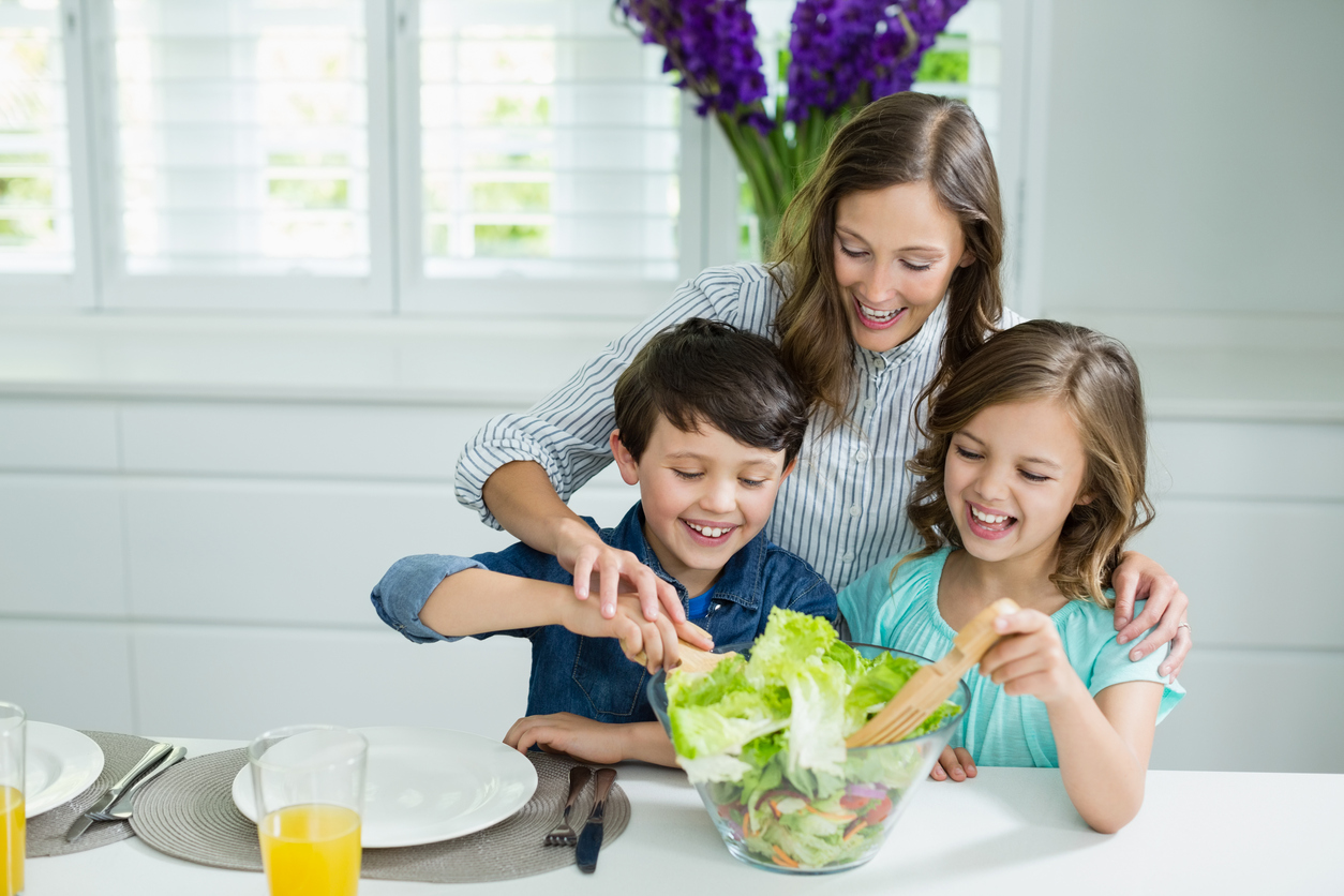 Conseguir fazer o filho comer bem é um grande desafio. Saiba como deixar a hora da refeição mais dinâmica e levar alimentos mais saudáveis à mesa.