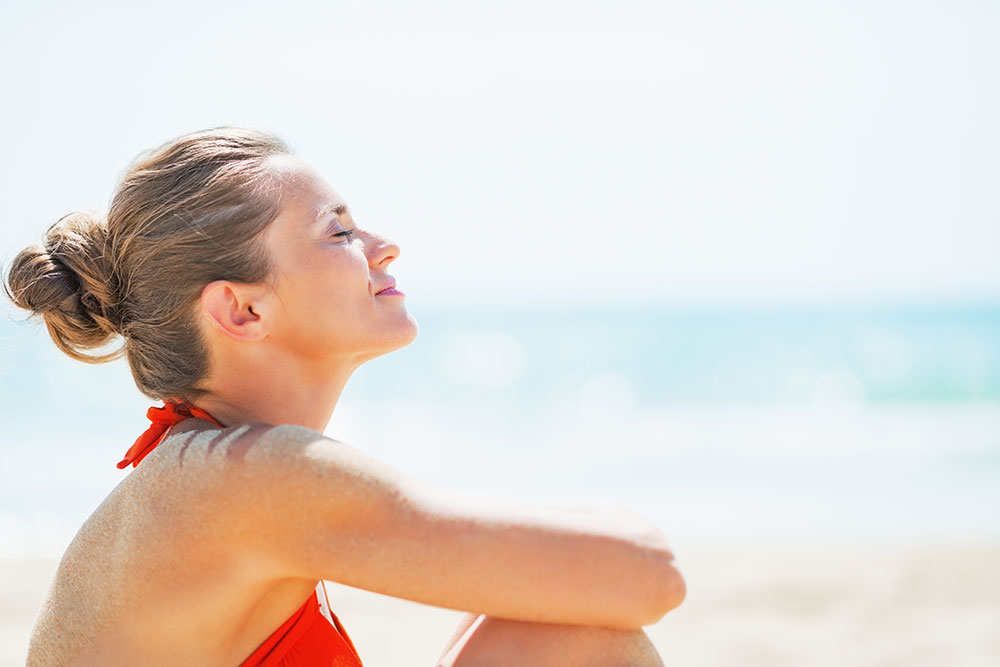 Tomar sol em excesso é prejudicial para a pele. O verão é ótimo para aproveitar o calor e ir para a praia, mas o cuidado com a saúde da pele é fundamental.