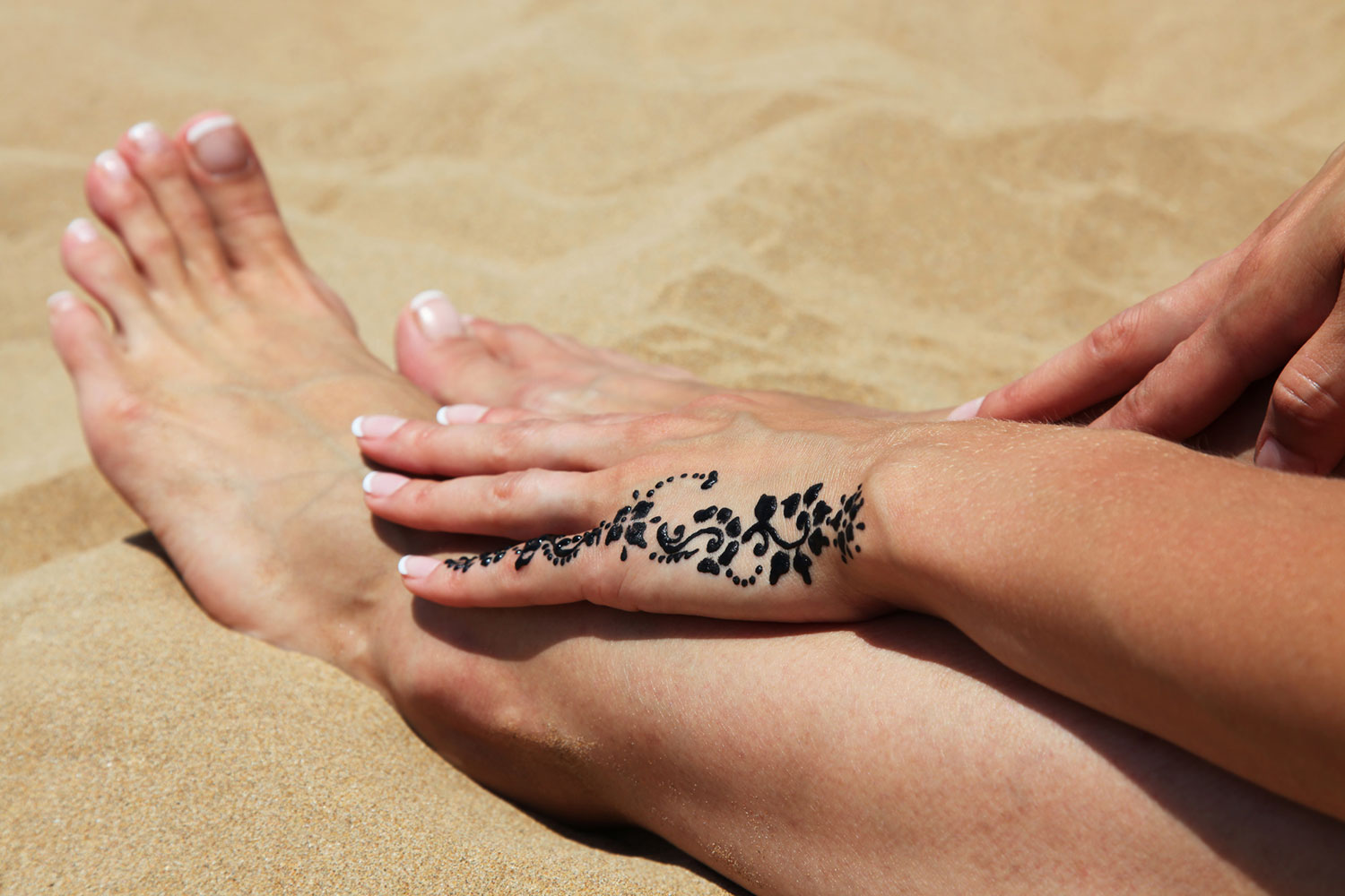 Muitas crianças gostam de fazer tatuagem de henna nas ferias, mas é preciso tomar alguns cuidados com a higiene para não prejudicar a saúde.