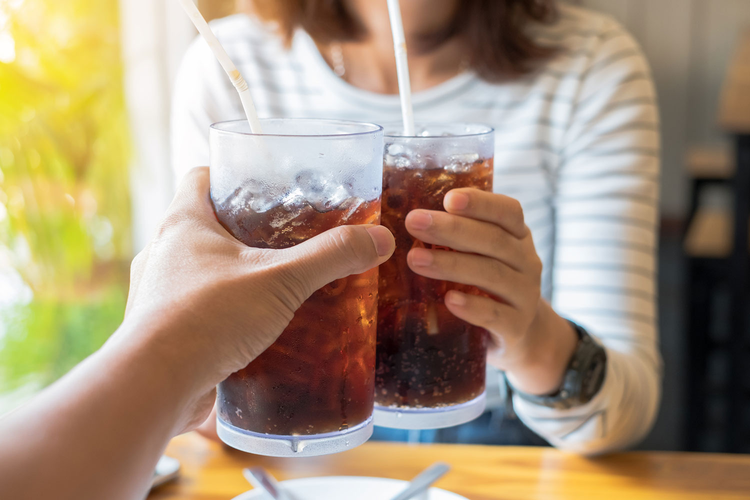 A celulite é um dos males mais odiados pelas mulheres. O refrigerante é um dos grande vilões,mas há outros alimentos que podem prejudicar. Veja a seguir!