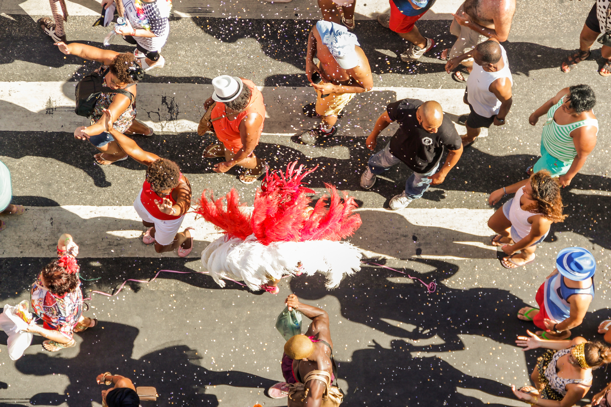 O Carnaval é época de alegria e muita diversão. Nos bloquinhos, é preciso tomar alguns cuidados com a saúde para não desgastar o organismo.