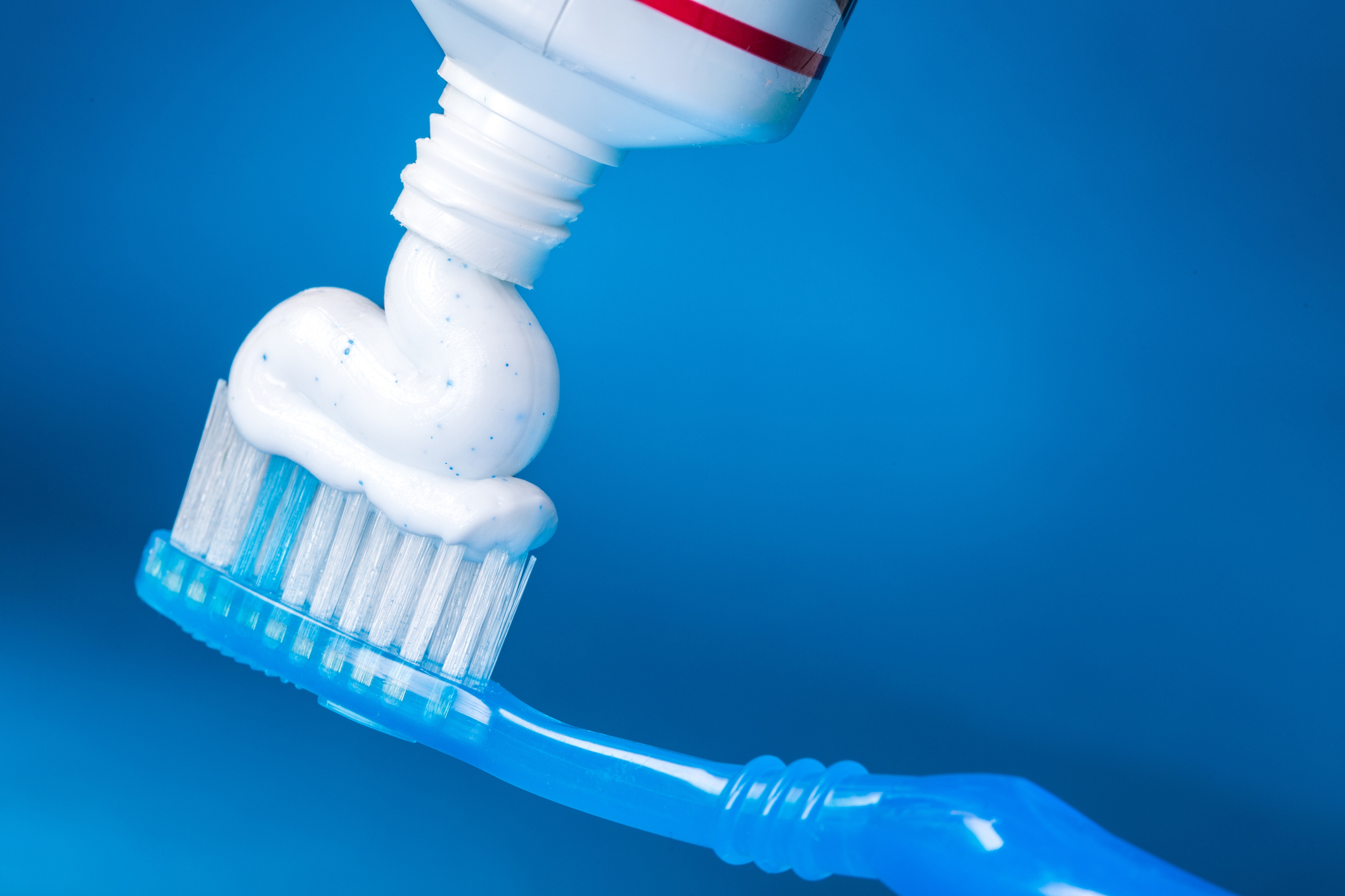 A saúde bucal é muito importante para o corpo. Saiba como escolher a melhor escova de dentes de acordo com as suas necessidades.