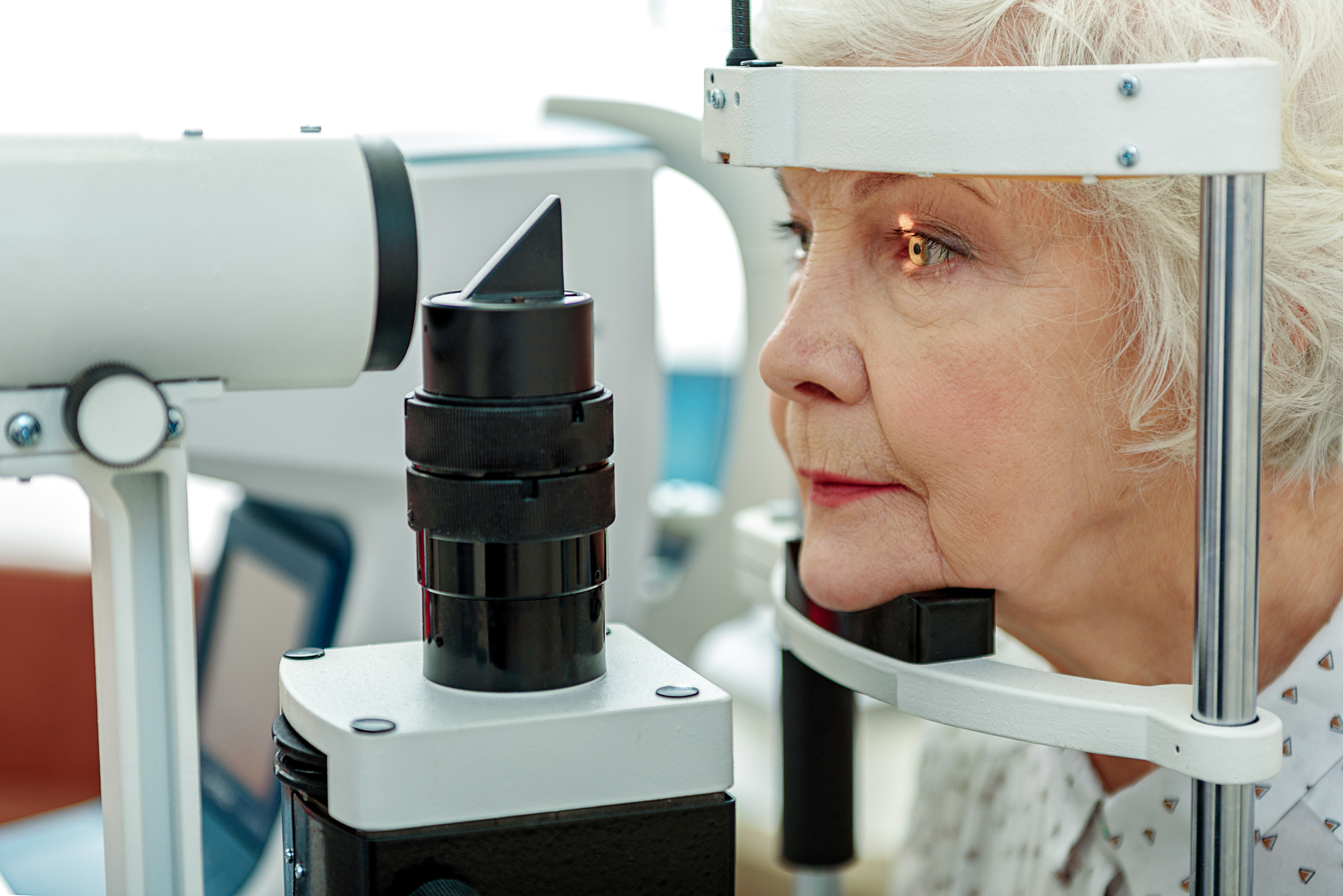 Cuidar da saúde dos olhos é fundamental. Veja dicas para prevenir doenças e não sofrer com problemas de visão depois de uma certa idade.