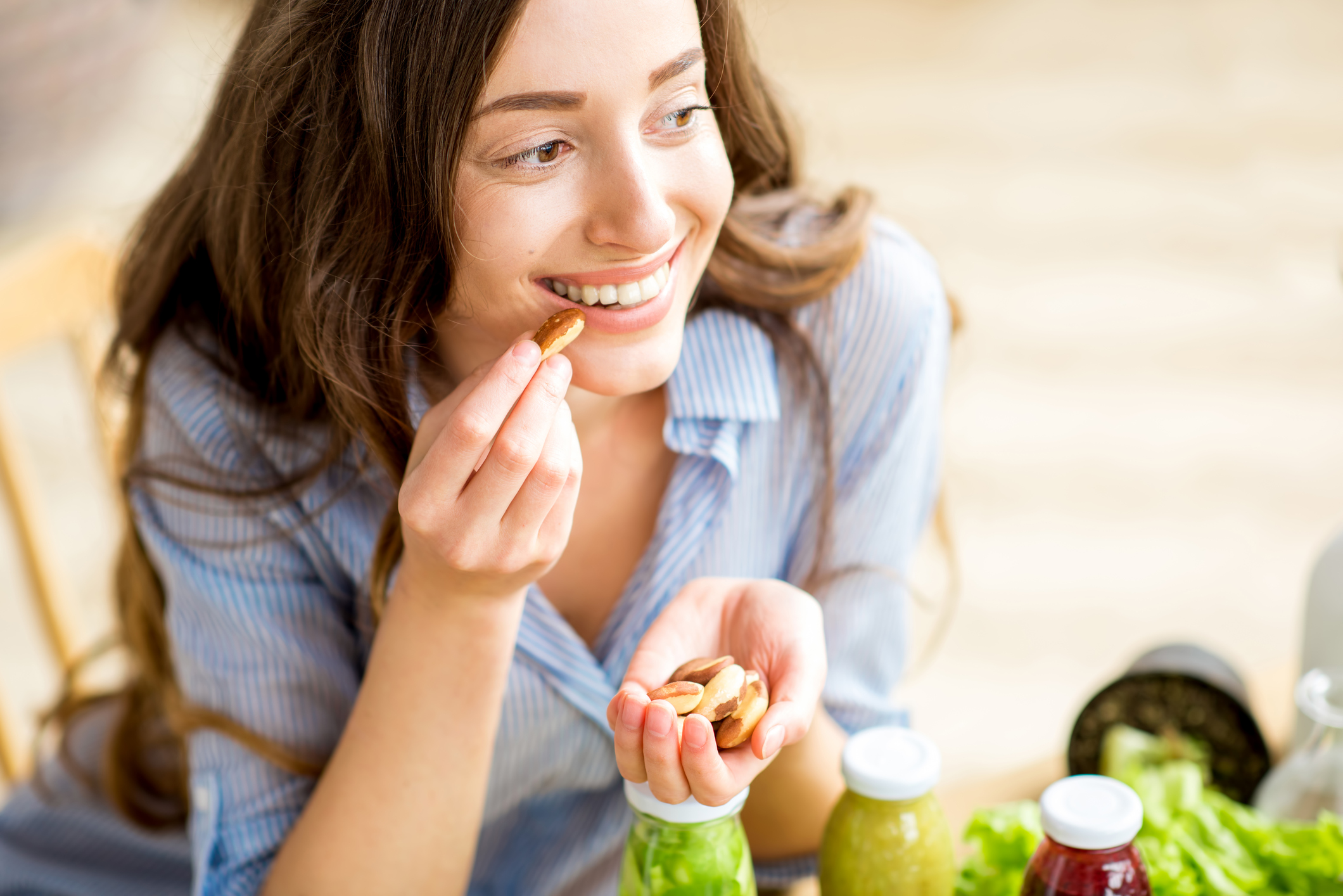 Controlar a fome é fundamental para quem quer emagrecer. Fazer refeições intermediárias entre as principais ajuda a diminuir a fome e melhora o metabolismo.