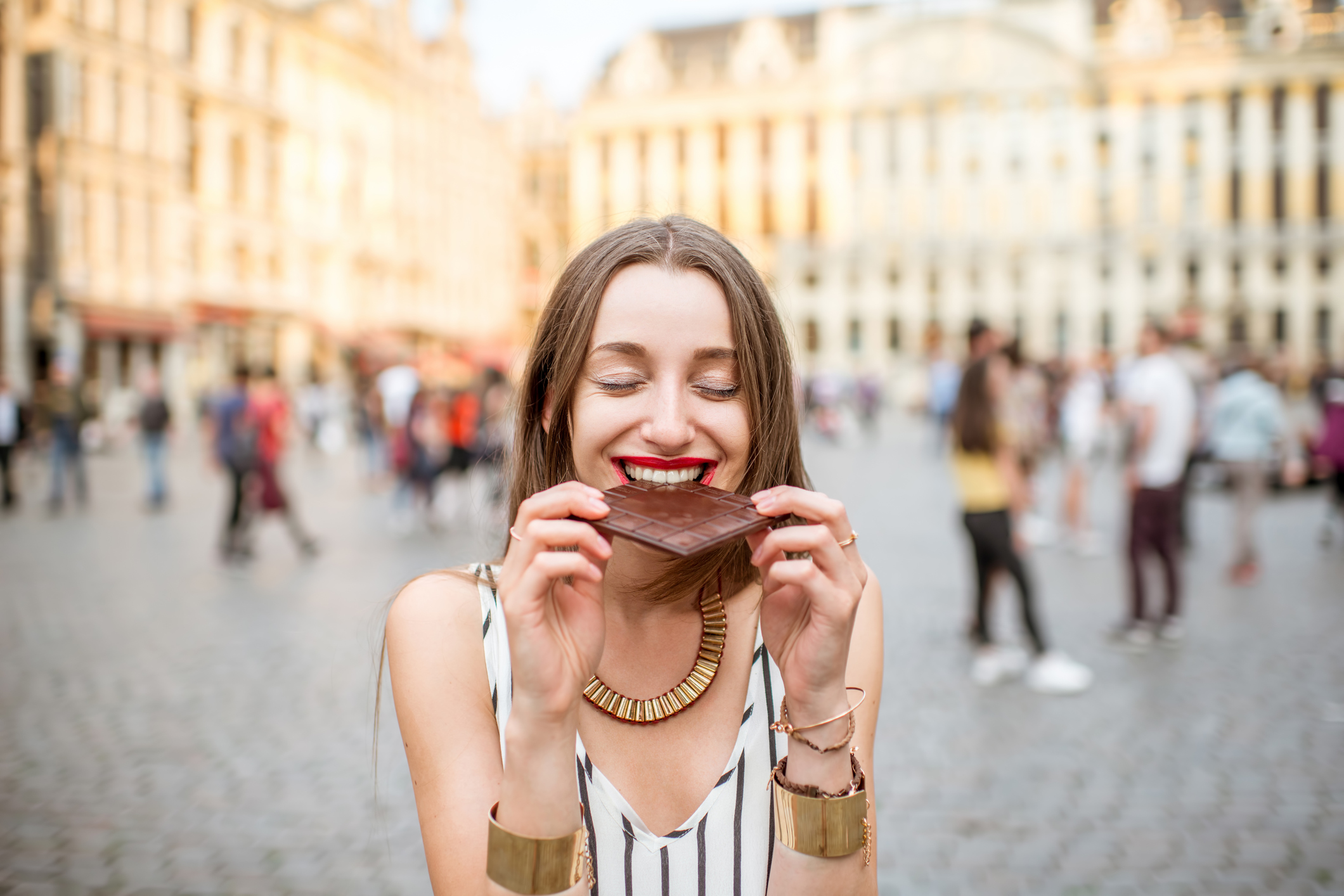 Comer chocolate é delicioso, mas também pode fazer bem à saúde. Confira os tipos de chocolate que podem ajudar o funcionamento do organismo!