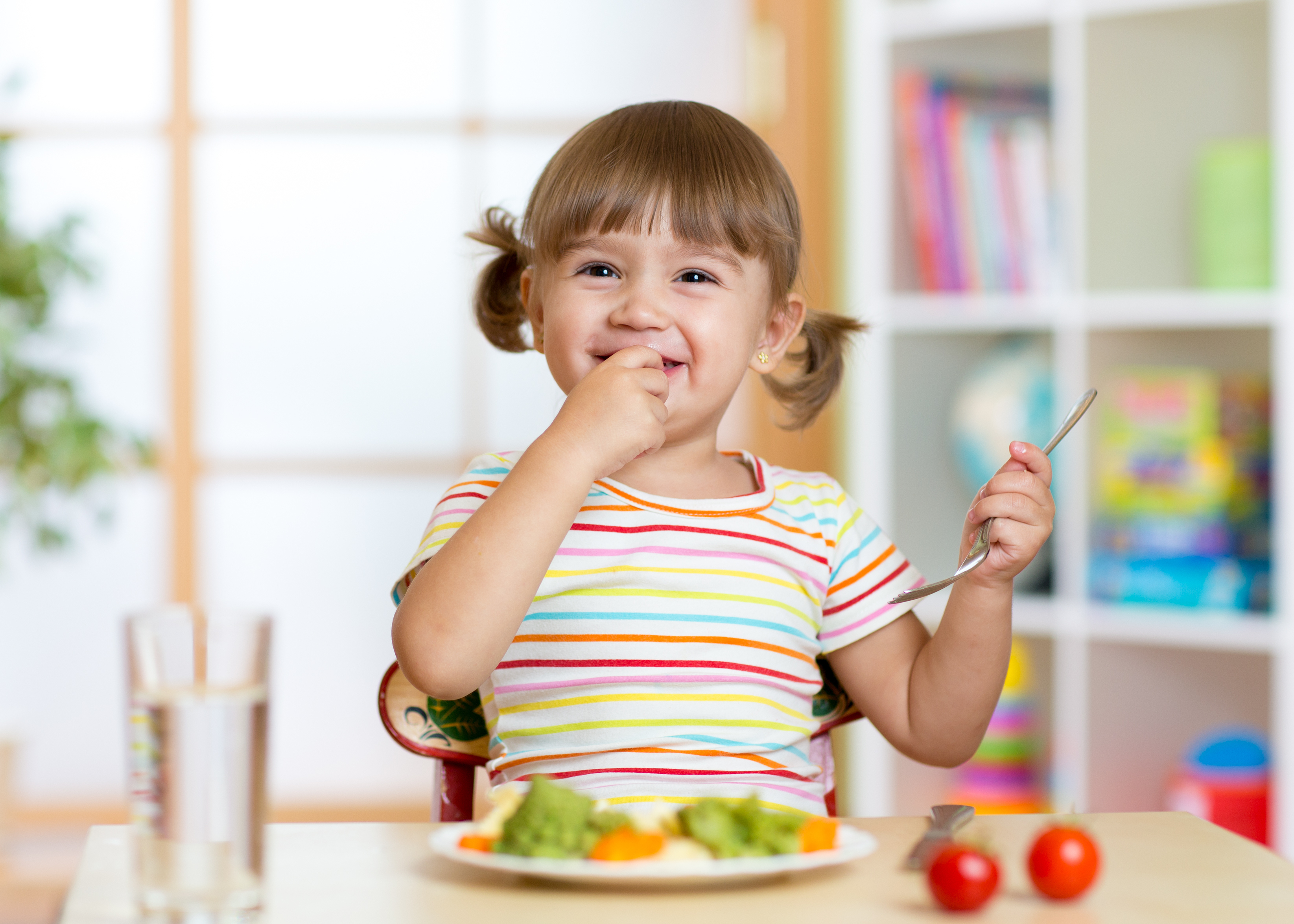 A alimentação das crianças nas férias merece cuidado por conta de os pequenos passarem boa parte do tempo em casa, em videogames, brincando ou dormindo.