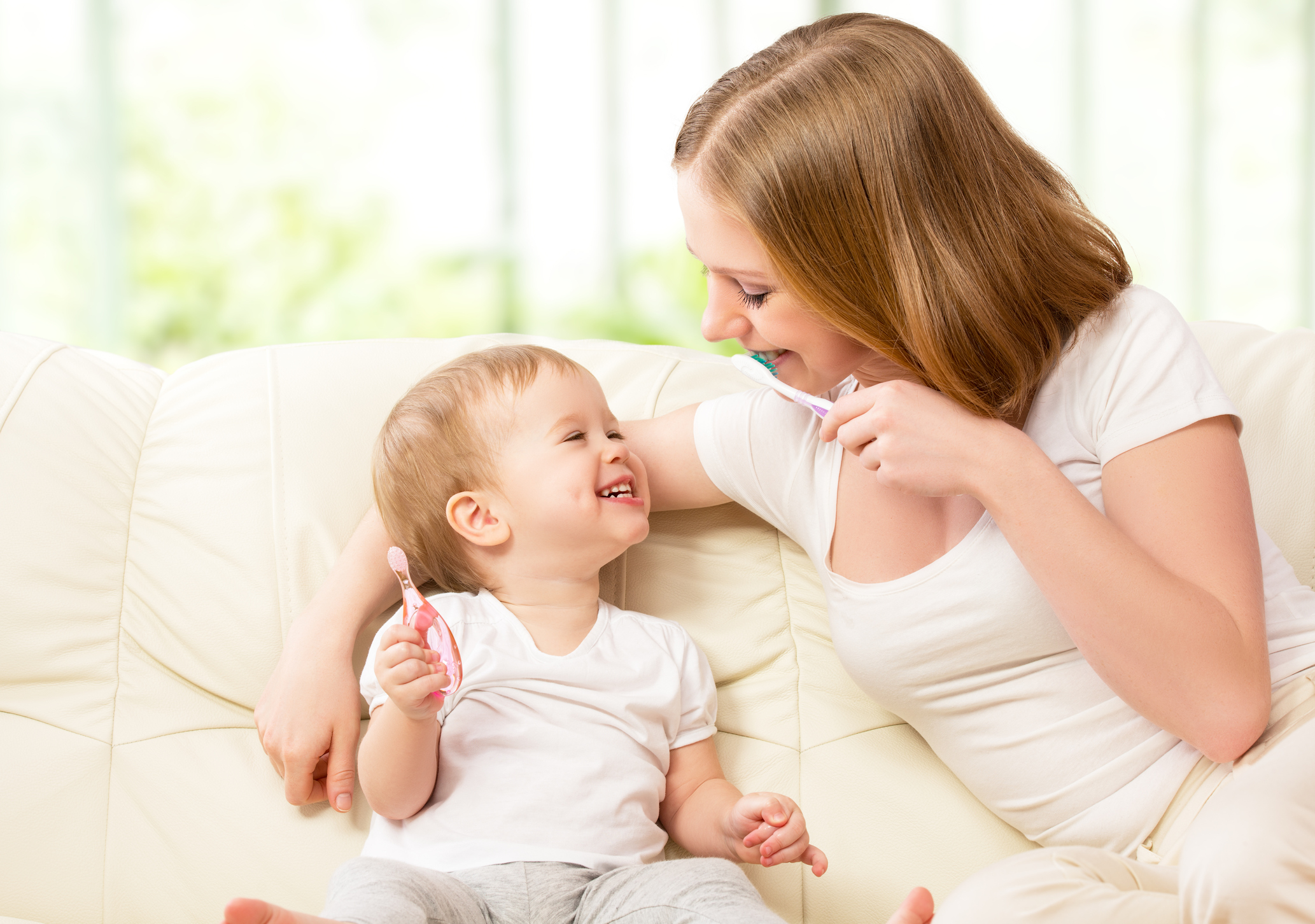 As mamães geralmente se preocupam em aprender ou relembrar todos os principais cuidados com o bebê. Os com a higiene bucal não devem ser negligenciados.