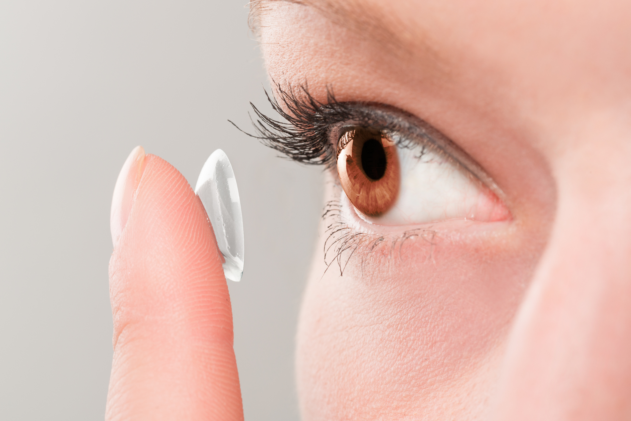 É preciso ficar atento às indicações de troca, uso e limpeza das lentes de contato. É fundamental que se retire uma vez por semana para limpeza.