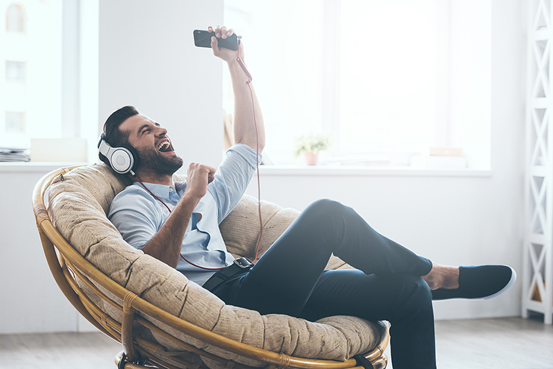 Os fones de ouvido estão cada vez mais presentes na vida das pessoas e optar por escutar música alta pode prejudicar a saúde auditiva.