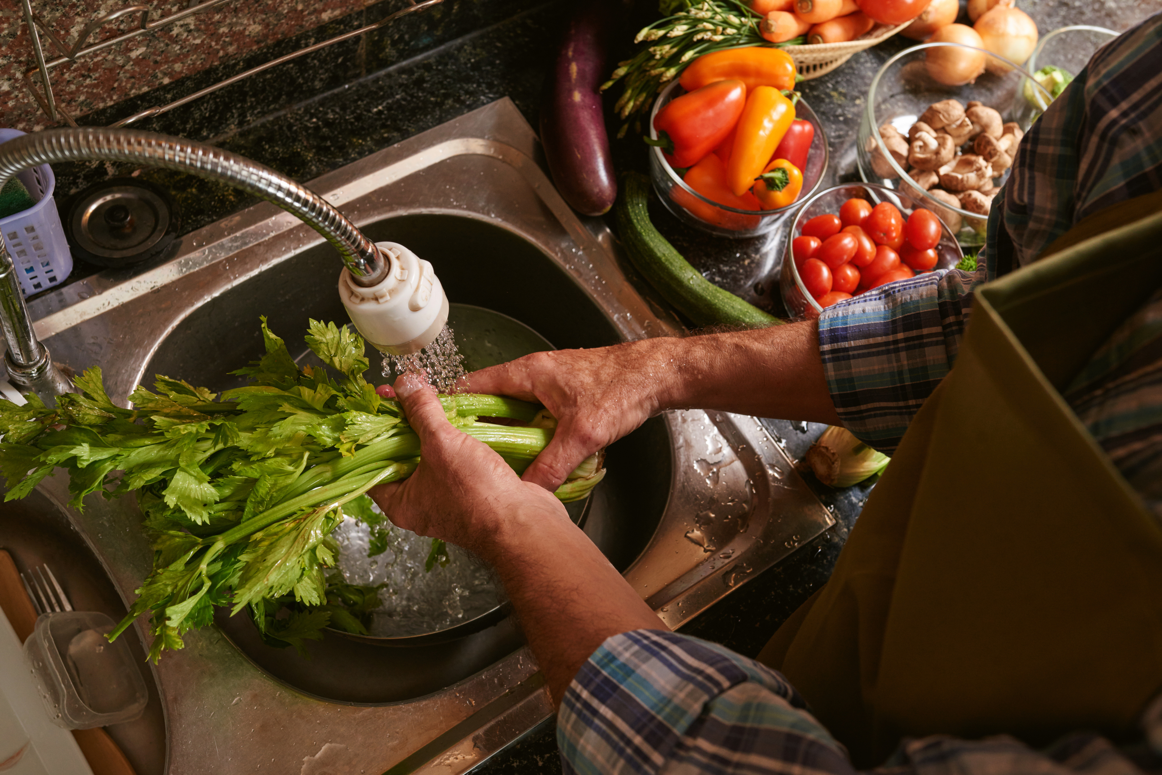 Os cuidados com a alimentação vão muito além das escolhas. O processo de higienização dos alimentos é uma etapa muito importante.