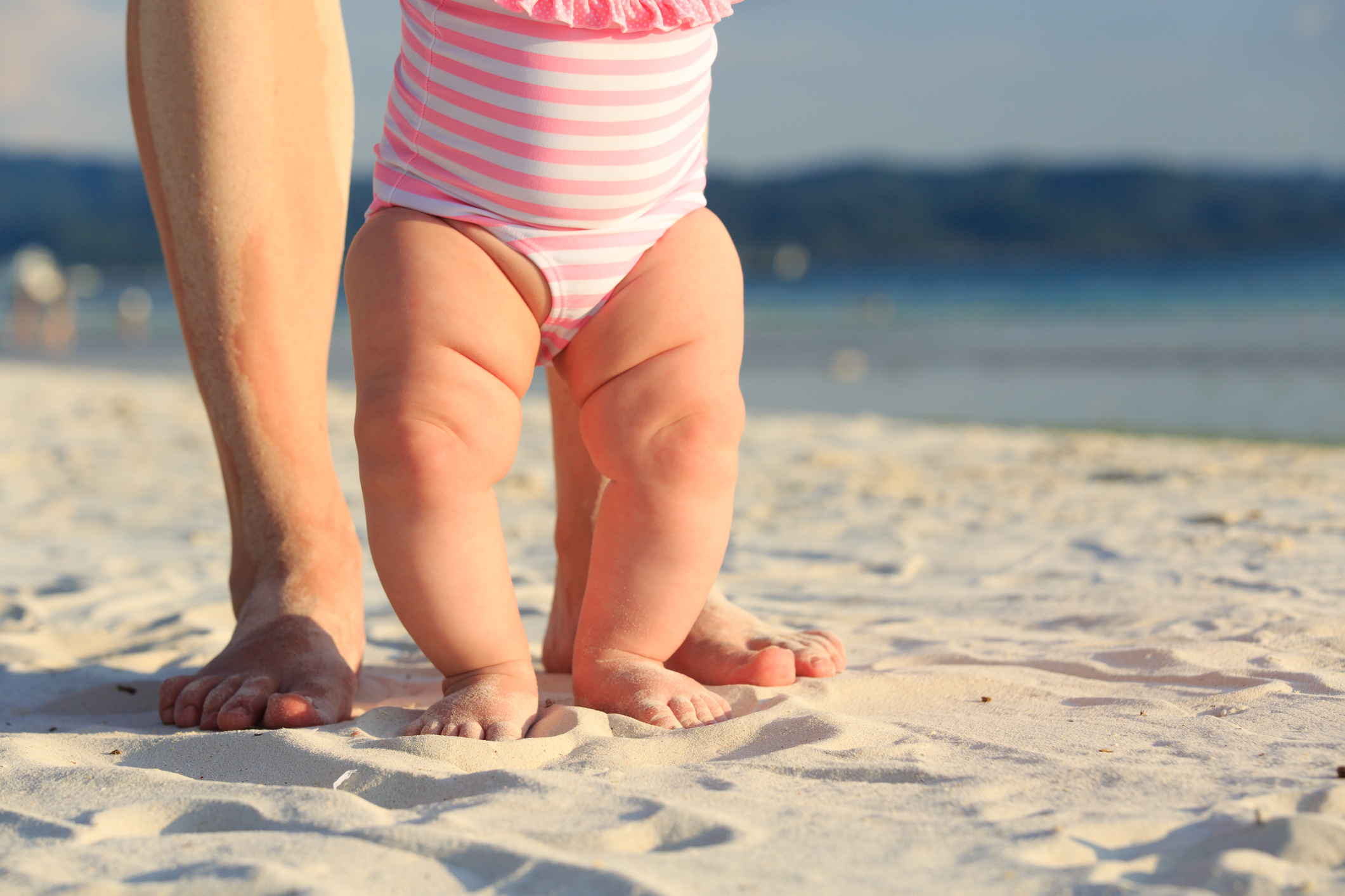 Com a chegada das férias, as praias tornam-se opções convidativas para os pais apresentarem aos filhos recém-nascidos os encantos do litoral brasileiro.