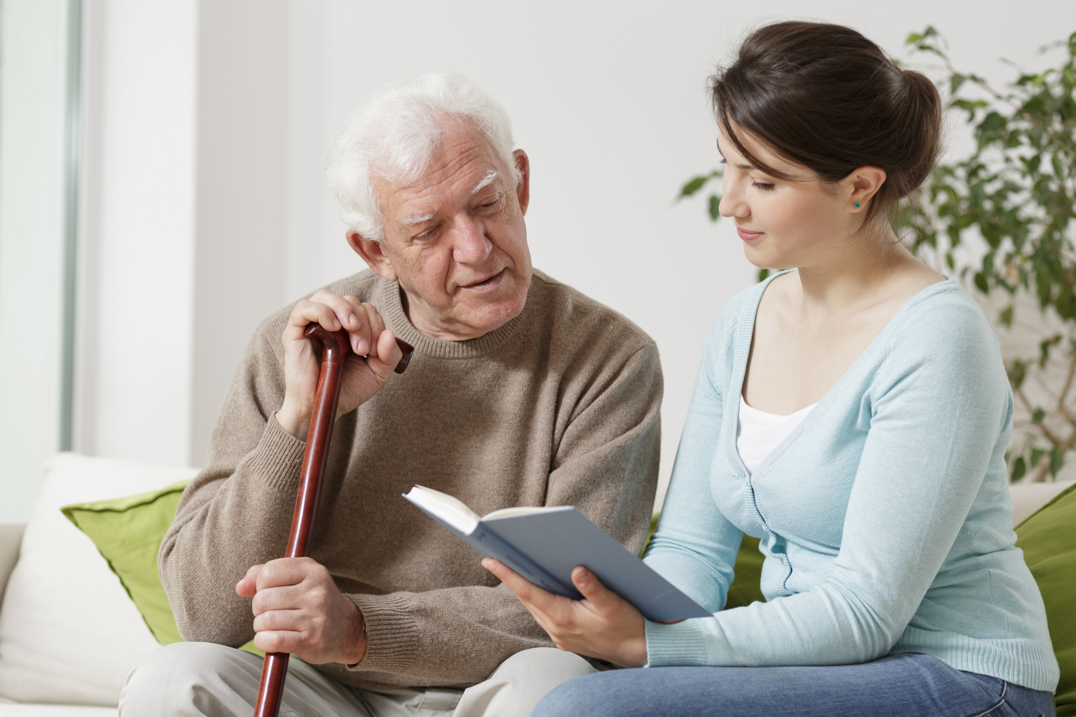 Alzheimer (DA) é uma doença degenerativa do sistema nervoso que acarreta alterações progressivas da memória, do comportamento e da funcionalidade.