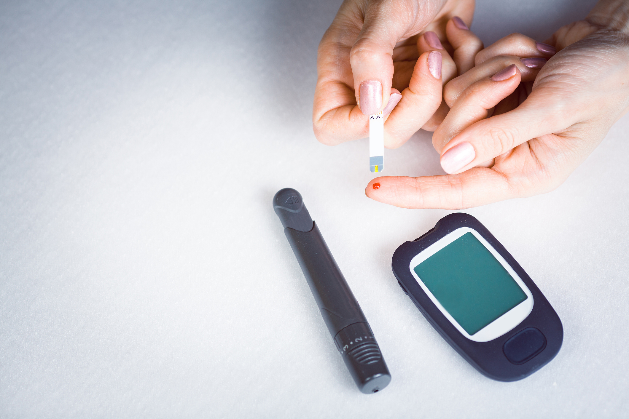 Diabetes é uma doença caracterizada pela elevação da glicose no sangue. Ela pode ocorrer devido a defeitos na secreção ou na ação do hormônio insulina.