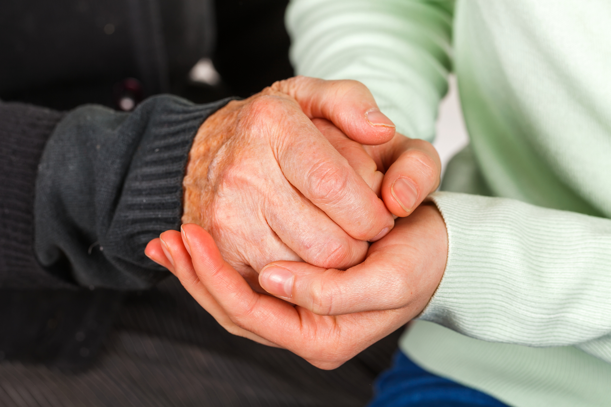 Cerca de 200 mil brasileiros acima de 60 anos possuem a doença de parkinson e, apesar de ainda não ter medicações que impeçam a evolução da doença, o diagnóstico precoce e o acompanhamento médico são fundamentais para manter a autonomia do idoso.