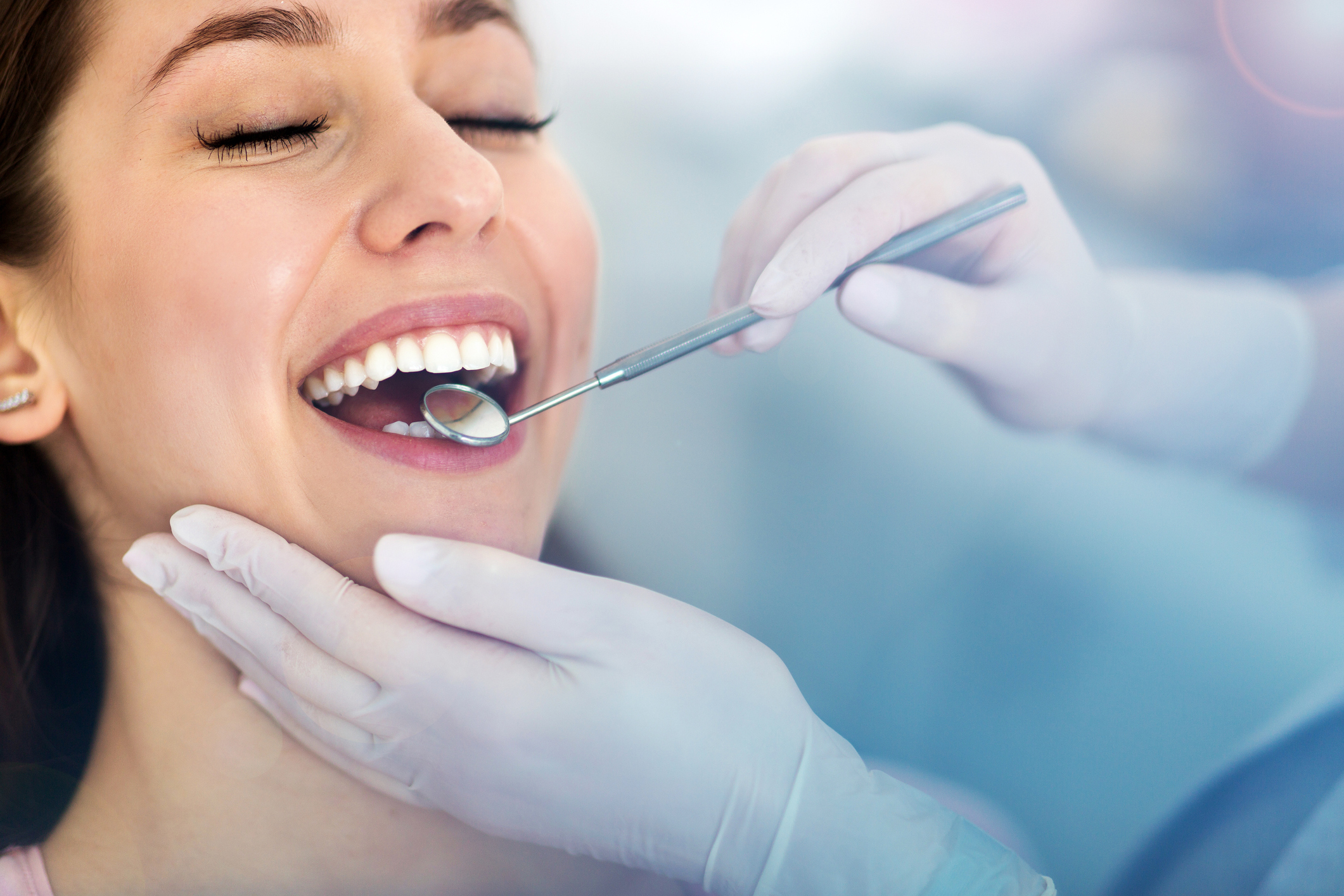 Durante a gestação, os dentes e gengivas da mulher necessitam de cuidados especiais para manter uma saúde bucal adequada.