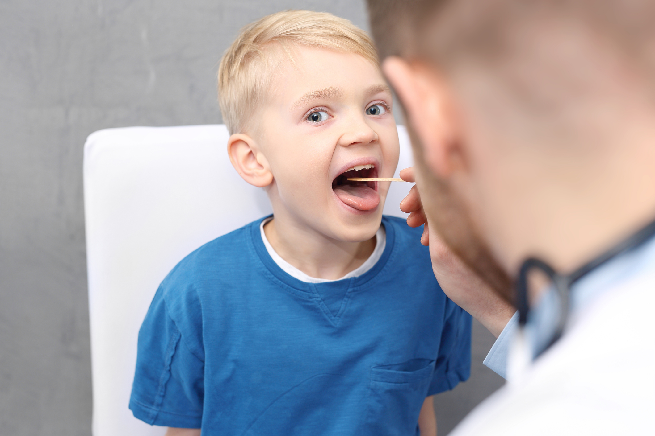 A inflamação nas amígdalas atinge não só os adultos, como também as crianças e deixa os prontos-socorros de hospitais com uma grande quantidade de pacientes.