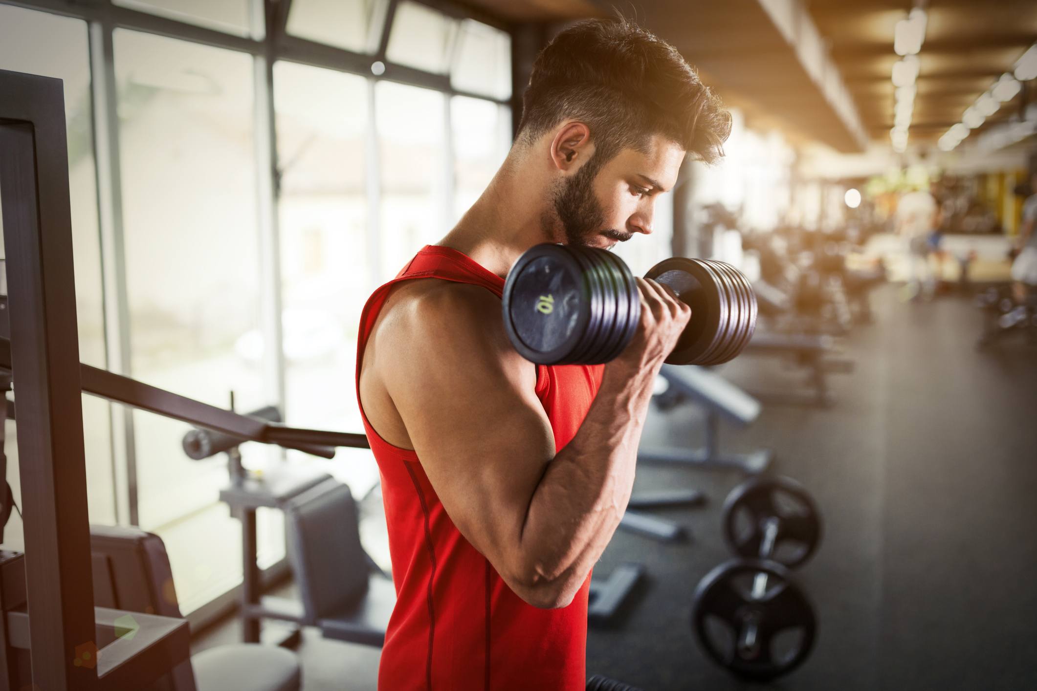 A musculação promove o aumento de força e massa muscular, contribui muito para reduzir diversos fatores de risco para a saúde cardiovascular.