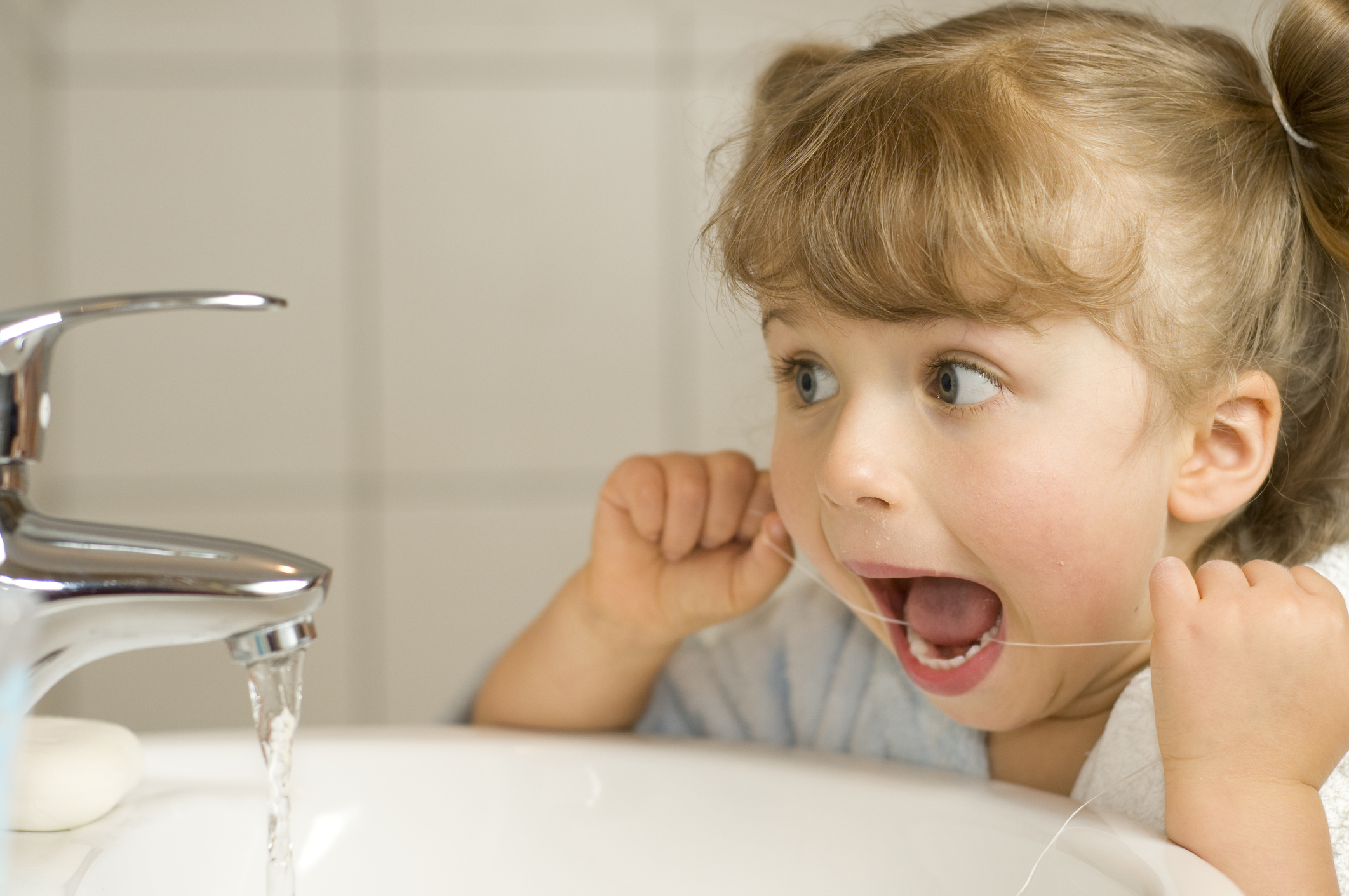 A saúde bucal infantil é tão importante quanto a saúde bucal dos adultos. O dia a dia acelerado das grandes cidades contribui para que os pais cuidem muito pouco de sua saúde bucal e ainda menos da de suas crianças.