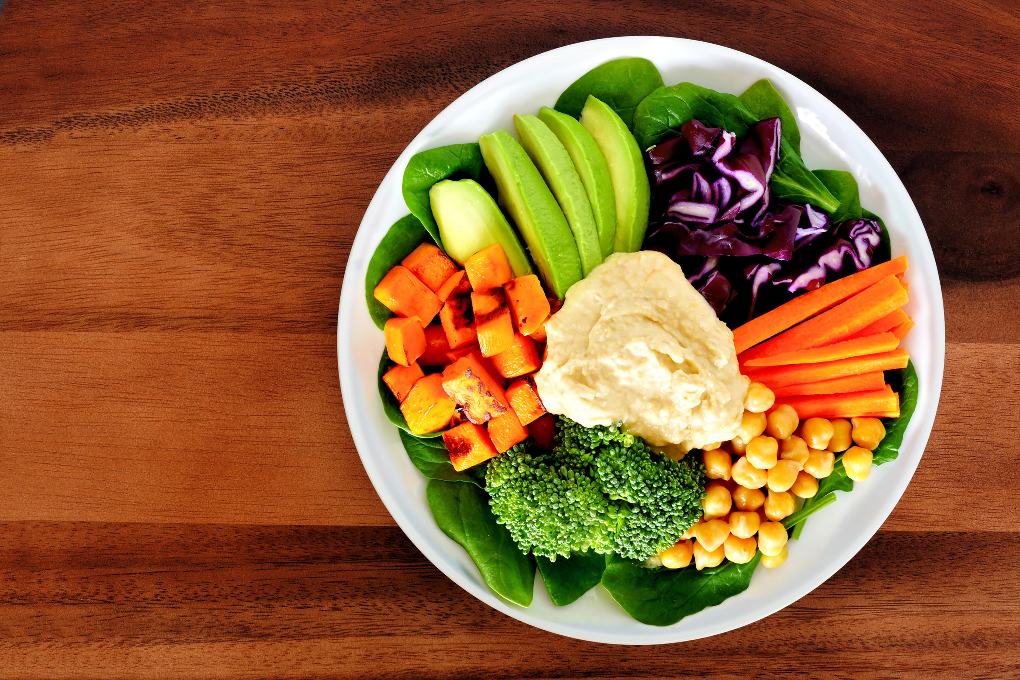 A rotina de quem passa o dia inteiro em um escritório, ou até mesmo de quem viaja, pode abalar aquela tão batalhada dieta com alimentos saudáveis.