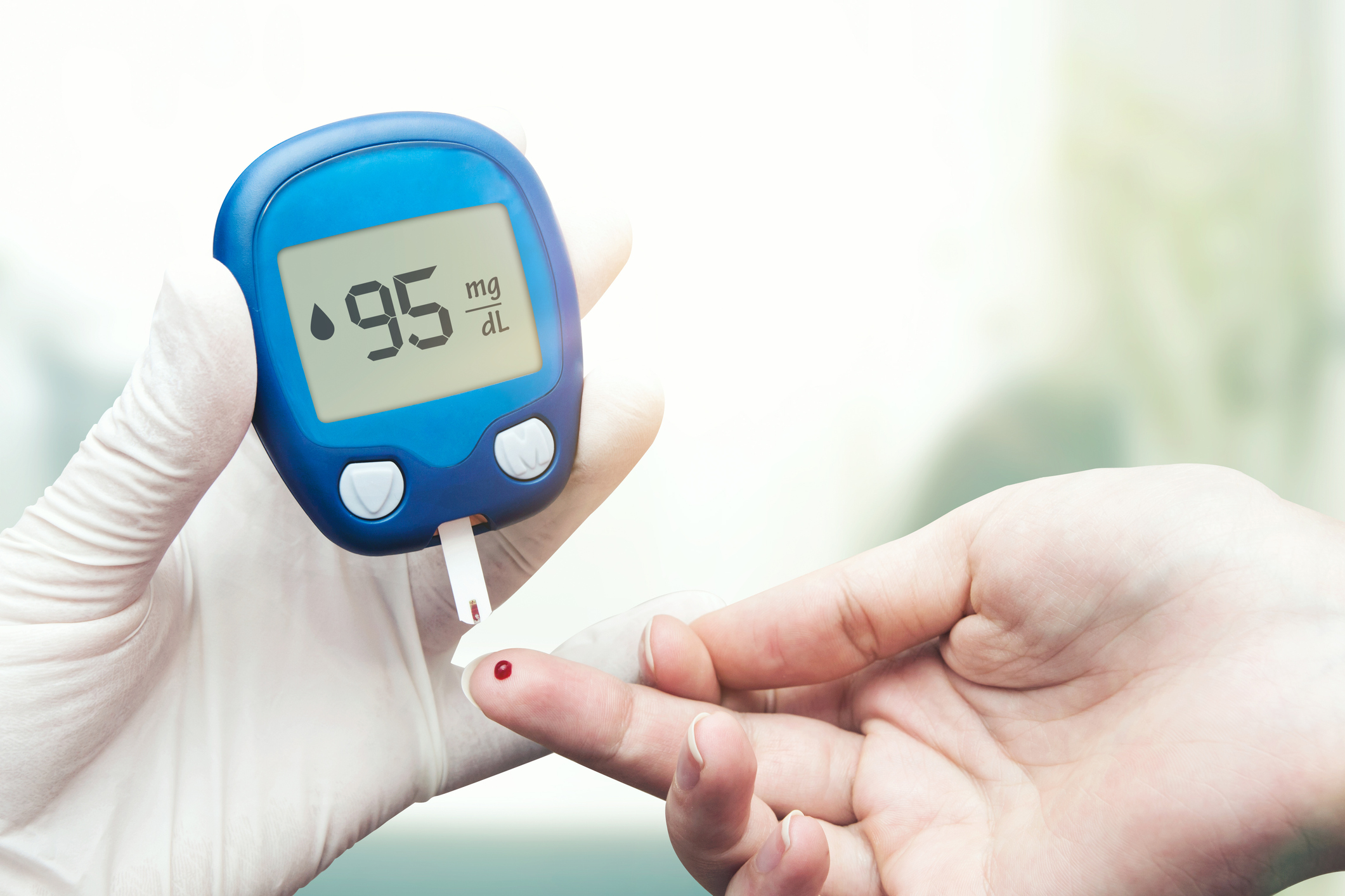 A chegada das férias traz consigo a vontade de abandonar as preocupações e cuidados diários com o corpo. Para os pacientes com Diabetes, esse costume apresenta riscos e pode gerar graves consequências à saúde.