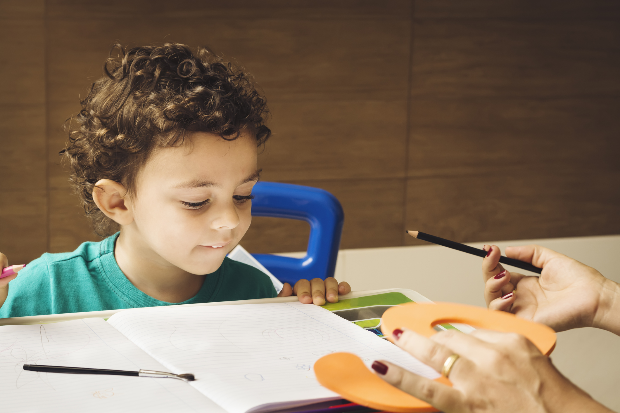 O início da vida escolar é um período delicado e que requer atenção especial dos pais principalmente no aprendizado das crianças.