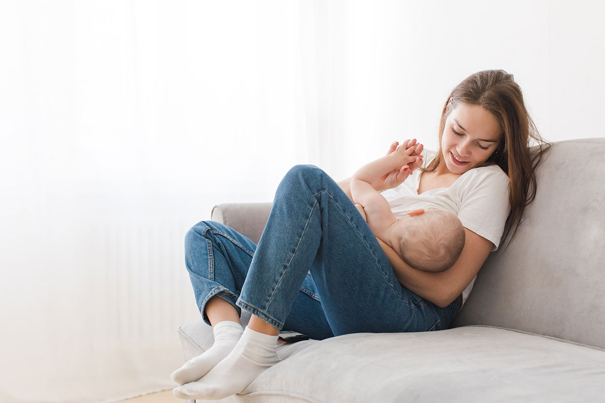 A amamentação é fundamental para o desenvolvimento do bebê. O ato de amamentar também ajuda a mãe a criar um vínculo com o seu bebê.