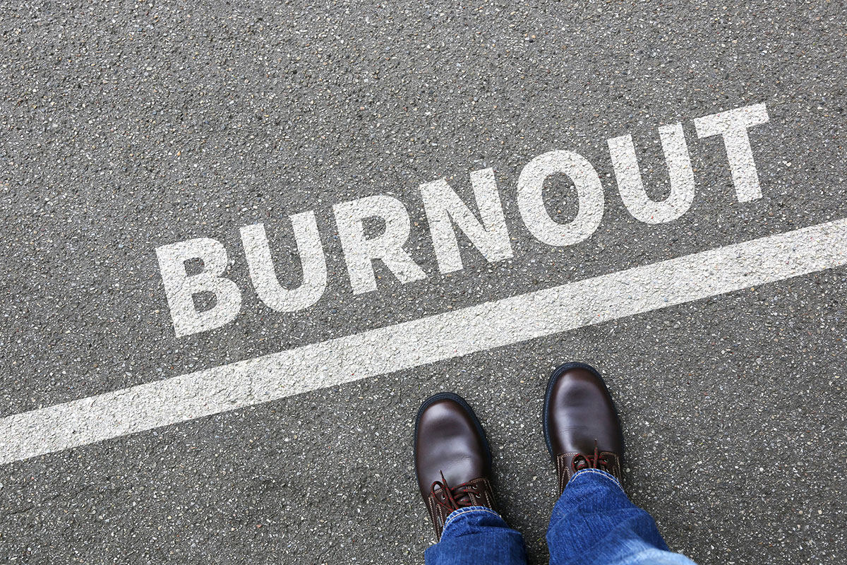 A Síndrome de Burnout é um estado físico, emocional e mental de exaustão extrema, resultado do acúmulo excessivo de trabalhos emocionalmente exigentes e muito competitivos.