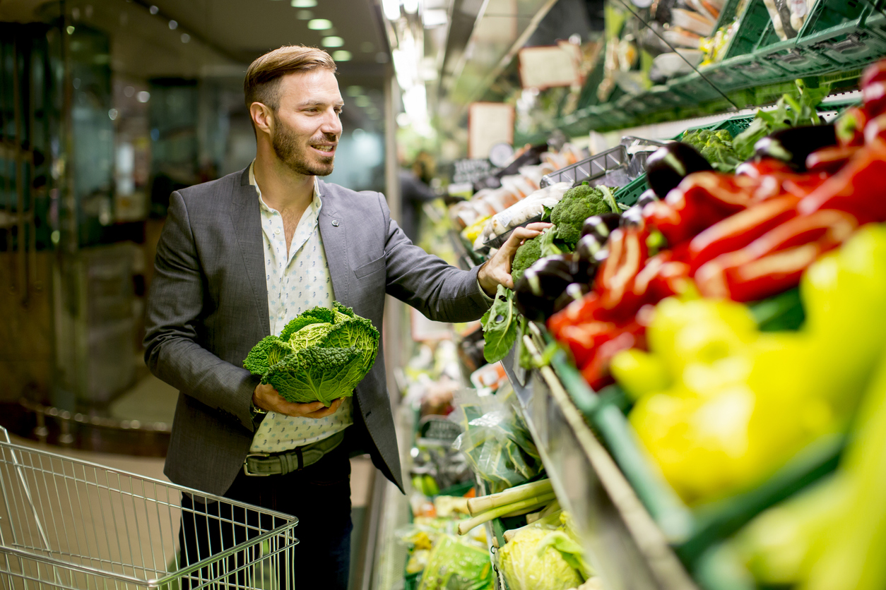 Ir ao mercado é uma tarefa que exige tempo e atenção. Uma das difíceis missões é manter uma alimentação balanceada com tantas opções ao redor.