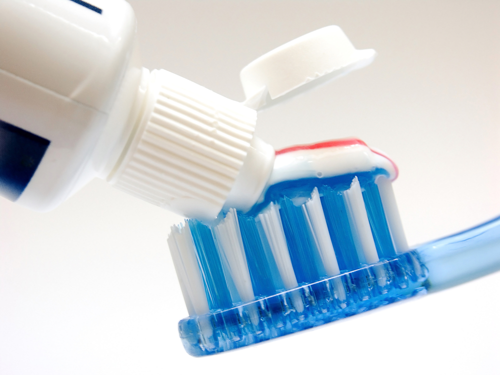 Muito se fala em higienizar as mãos para não ser contaminado pelo novo Coronavírus. Mas um detalhe importante e que também serve de prevenção ao vírus, é o cuidado com a higiene bucal, já que uma das portas principais de entrada do vírus é a boca.