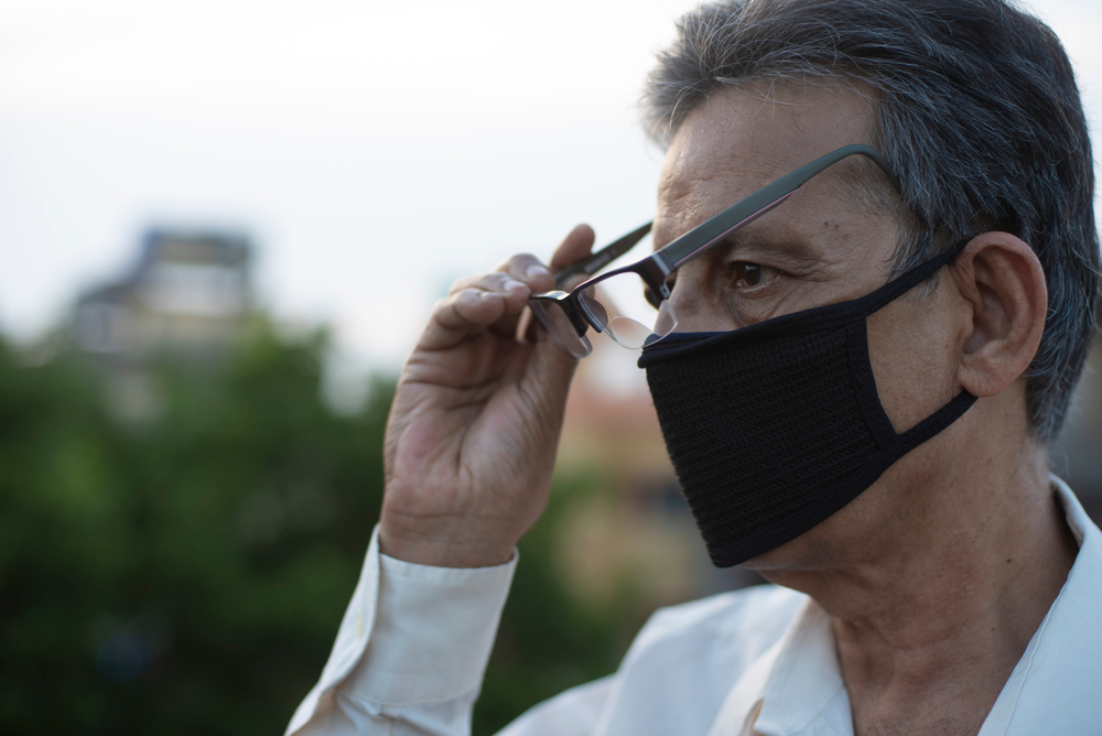 Durante a pandemia da COVID-19 as máscaras são itens essenciais como barreiras de proteção contra o vírus e evitar embaçar as lentes tem sido um desafio para os usuários de óculos de grau.