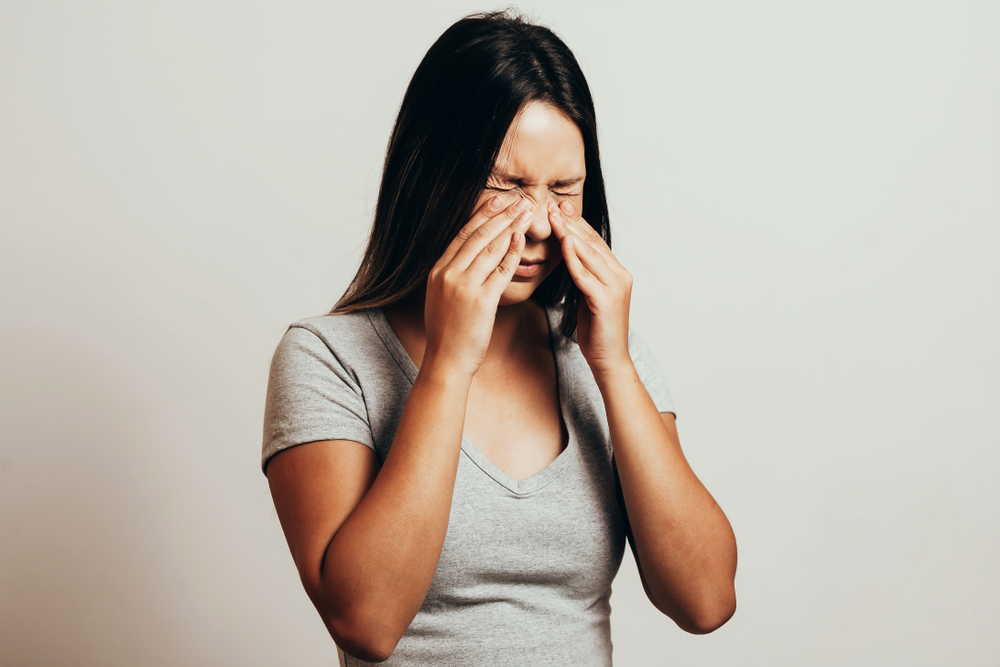 Problemas respiratórios, como a sinusite, se tornam mais comuns no outono e no inverno devido a chegada dos dias mais frios e secos.